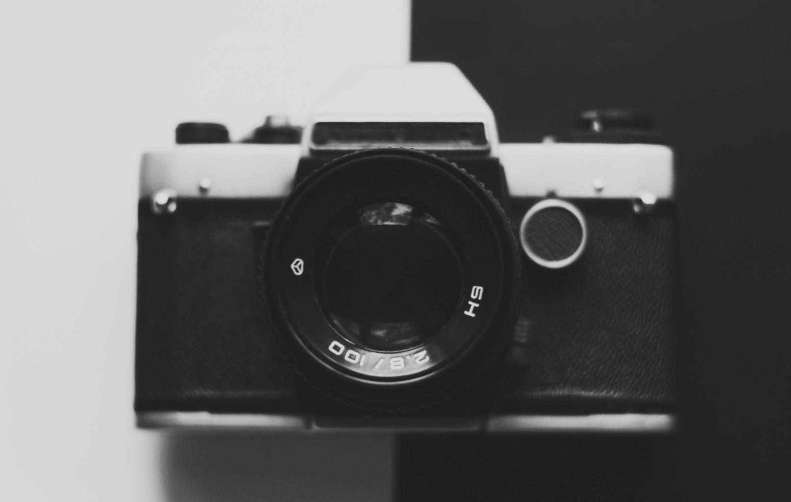 Sessione pratica di fotografia all'aperto con studenti